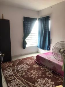 万挠Homestay Ar Rayyan RESIDENSI LAGUNA BIRU的一间卧室配有一张床和一个带风扇的窗户。