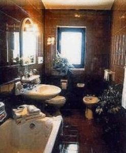 卡利特里安博夏朵利酒店的带浴缸、盥洗盆和卫生间的浴室