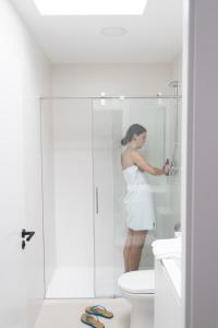 桑坦德Hostel Villa Miguela的站在浴室淋浴的女人