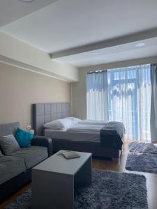 特伦钦garni Hotel S.O.G.* * *的客厅配有床、沙发和沙发。
