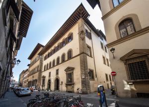 佛罗伦萨Palazzo Martellini Residenza d'epoca的停在大楼前的一群自行车