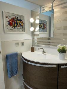 马斯帕洛马斯Casa Maga的一间带水槽和镜子的浴室