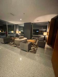 瓜尔达Hotel Versatile的带沙发和桌子的客厅以及窗户。