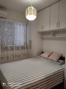 鲍希茨Mio Lux的一间卧室设有一张大床和一个窗户。