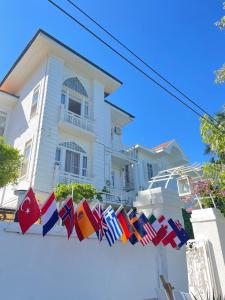 王子岛群Ikigai Hotel Villa Rıfat的悬挂在房子前面的一排旗帜