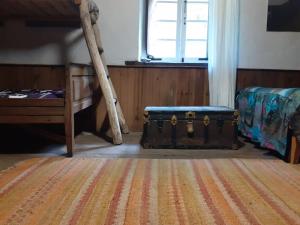 卢戈Albergue ESCANLAR的一间房间,配有一张床,并设有一个位于地板上的槽