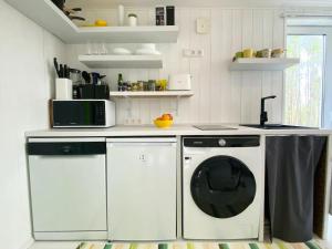 TagakülaMaasikmäe- unustamatu puhkus looduse vaikuses的厨房配有洗衣机和烘干机