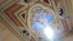 卡波利韦里Hotel Golfo Azzurro的建筑物天花板上的绘画