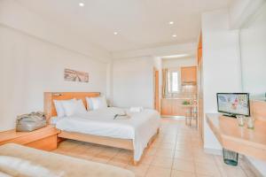 阿齐亚佩拉加Anatoli Apartments的白色卧室配有床和书桌