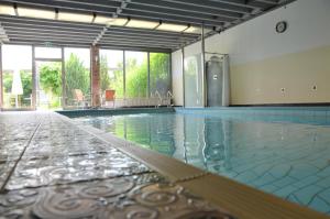 奥格斯堡Ringhotel Alpenhof - Patchworkhotel的一座带游泳池的空游泳池