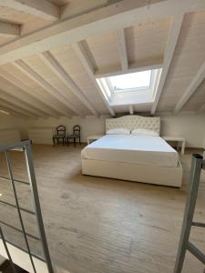 里诺迪莱吉诺Around Lago Maggiore apartments的一间卧室配有一张床和天窗