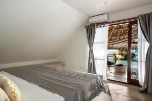 米查维Upendo Beach Boutique Hotel Zanzibar的一间卧室设有一张床和一个大窗户