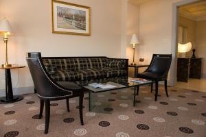 布宜诺斯艾利斯布宜诺斯艾利斯洲际酒店的客厅配有沙发、两把椅子和一张桌子