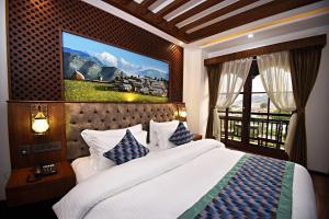 加德满都Everest Boutique Hotel的一间卧室设有一张大床和一个窗户。