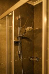伊斯坦布尔FONTANA VERDE的浴室内配有淋浴和头顶淋浴