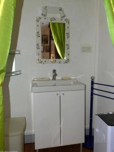 La Demeure d'Eugénie的浴室设有白色水槽和镜子