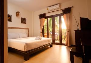 西塔努香缇精品酒店的一间卧室设有一张床和一个滑动玻璃门