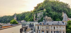 卢森堡Kirchberg Apartment - High End 2 Bedrooms in Luxembourg City的享有以山为背景的城市美景