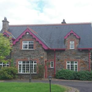 恩尼斯基林Rossclare Lodge的黑色屋顶砖屋