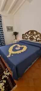 萨尔扎纳B&B Luna Nuova的一间卧室配有一张蓝色和黄色毯子的床