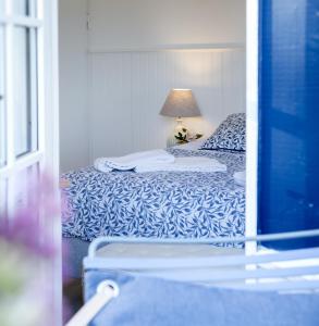 斯内克斯坦布林克里别墅酒店的卧室配有一张床和一盏灯,享有风景。