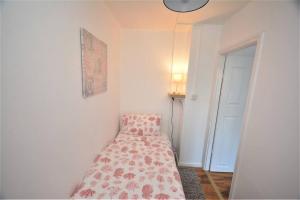 伦敦London Zone 2 Two Bedroom Apartment的一间卧室配有一张带鲜花毯子的床