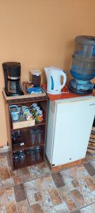 利蒙港Hospedaje Doña koko的冰箱冷冻柜,位于带食物的柜台旁