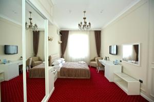 巴库Miraj hotel的酒店客房,配有床和镜子