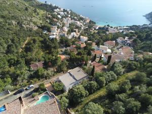 罗萨斯Villa familiale piscine privée et magnifique vue mer的享有小镇的空中景致,设有房屋和大海