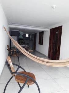 卡波布里奥Casa Super CONFORTÁVEL a 8min da praia do Forte的吊床位于客房中间