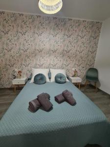 内尔哈COLON Nerja的一间卧室配有一张带两个枕头的床