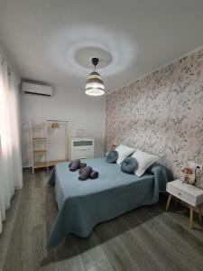 内尔哈COLON Nerja的一间卧室配有一张蓝色的床和花卉墙