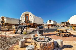 维尔京Zion White Bison Glamping & RV Resort的一组配有桌子和烤架的帐篷