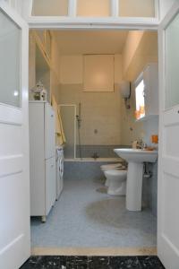 那不勒斯casa vacanze a casa di ciro的浴室设有2个卫生间和水槽
