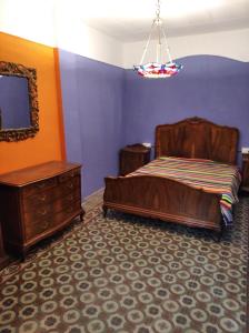 曼雷沙Pis Cèntric的一间卧室配有一张床和一个梳妆台