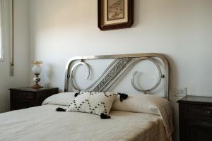 莫纳奇尔Casa rural Balcón de Monachil的卧室配有一张白色的床和大型床头板
