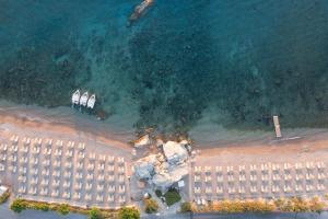 阿彻奇洛斯波尔图埃格里酒店的享有海滩的空中景致,设有围栏和海洋