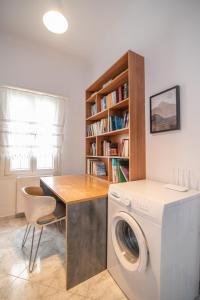 纳克索乔拉Evangelia's Mansion的洗衣房配有洗衣机和书桌