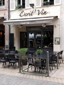 博讷Les Chambres de L'Ecrit'Vin - En plein coeur du centre-ville的餐厅前面设有桌椅