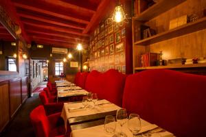 博讷Les Chambres de L'Ecrit'Vin - En plein coeur du centre-ville的餐厅设有红色椅子和桌子,配酒杯