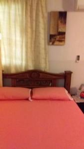 La LomaRoom in Guest room - Posada green sea villa helen kilometer 4 bypass的一间卧室配有一张带红色床单的床和一扇窗户。