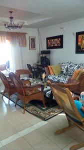 La LomaRoom in Guest room - Posada green sea villa helen kilometer 4 bypass的客厅配有沙发和椅子
