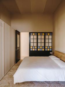 奥洛特Fàbrica Descals and Pavillion的一间卧室设有两张床和窗户。
