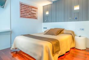 索里亚Hotel Apolonia Soria的一间卧室,卧室内配有一张大床