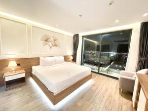 绥和市White House Condotel Phú Yên的卧室设有白色的床和大窗户