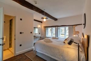 佩恩斯威克Finest Retreats - The Half-ARC of Painswick的一间带大床的卧室和一间浴室
