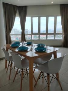 怡保八角形怡保公寓的餐桌、椅子和大窗户
