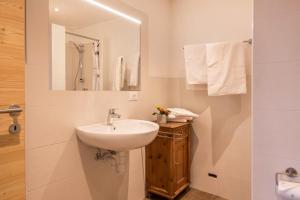 RedagnoNigglhof Apartment Maria的白色的浴室设有水槽和镜子