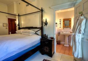 威廉斯堡威德摩尔广场酒店的一间卧室设有一张大床和一个水槽