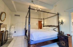 威廉斯堡威德摩尔广场酒店的一间卧室配有一张四柱床。